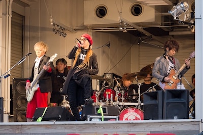 本日12月1日に大阪・アメリカ村三角公園で行われたムックのフリーライブの様子。