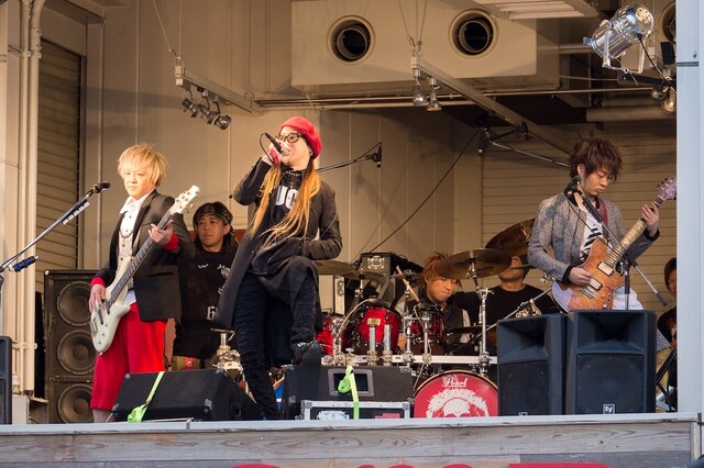 本日12月1日に大阪・アメリカ村三角公園で行われたムックのフリーライブの様子。