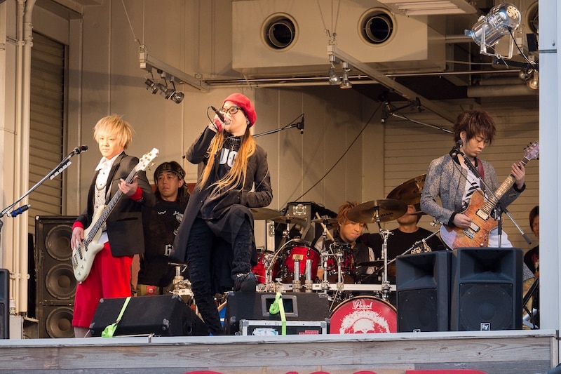 本日12月1日に大阪・アメリカ村三角公園で行われたムックのフリーライブの様子。