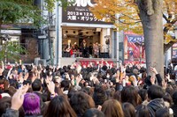 本日12月1日に大阪・アメリカ村三角公園で行われたムックのフリーライブの様子。