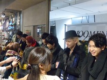 超特急の握手会の様子。