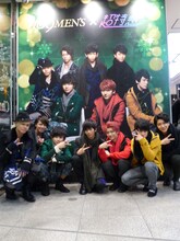 1階エントランスの巨大ポスターと記念撮影する超特急。