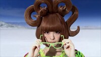 きゃりーぱみゅぱみゅが出演する「ALOOK」新CM「メガネオートクチュール」編のワンシーン。