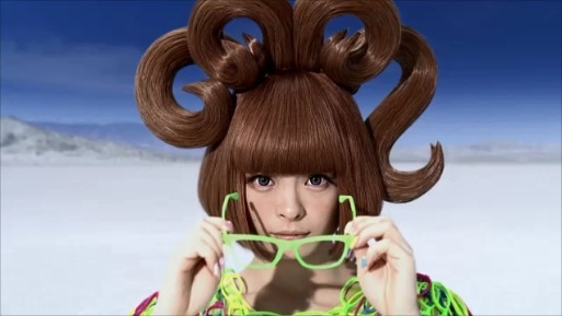 きゃりーぱみゅぱみゅが出演する「ALOOK」新CM「メガネオートクチュール」編のワンシーン。