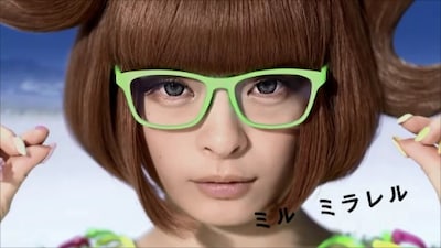きゃりーぱみゅぱみゅが出演する「ALOOK」新CM「メガネオートクチュール」編のワンシーン。