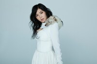 今週の人気の画像1位は「鬼束ちひろ、シンプル＆ナチュラルな最新ビジュアル公開」より、鬼束ちひろの新たなアーティスト写真。