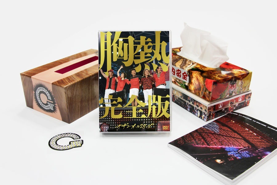 サザンオールスターズ「SUPER SUMMER LIVE 2013“灼熱のマンピー!! G★スポット解禁!!”胸熱完全版」完全生産限定盤のパッケージおよび特典アイテム。