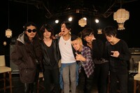 「Welcome！[Champagne]」収録現場での[Champagne]メンバーとTOTALFATのShunとJose。