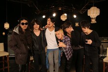 「Welcome！[Champagne]」収録現場での[Champagne]メンバーとTOTALFATのShunとJose。