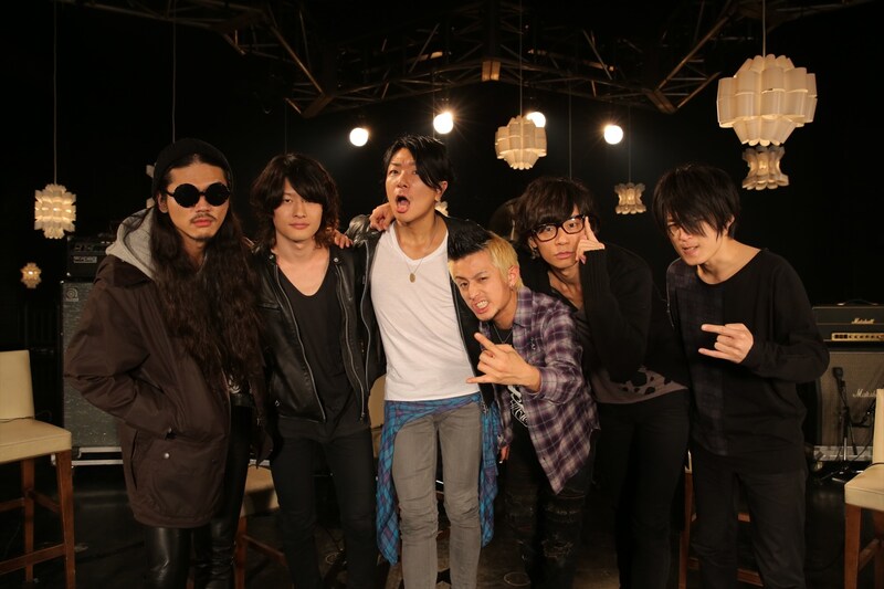 「Welcome！[Champagne]」収録現場での[Champagne]メンバーとTOTALFATのShunとJose。