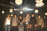 「Welcome！[Champagne]」収録現場での[Champagne]メンバーとthe telephonesの石毛輝と岡本伸明。