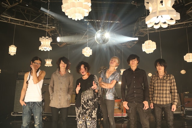 「Welcome！[Champagne]」収録現場での[Champagne]メンバーとthe telephonesの石毛輝と岡本伸明。