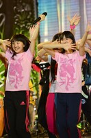 今週の人気の画像3位は「ももクロ、エレカシ、LUNA SEAらFNS歌謡祭リハ進行中」より、左から百田夏菜子、玉井詩織（ももいろクローバーZ）。