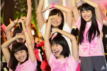 V6の名曲をコラボで披露するももいろクローバーZは「V6」のポーズを取り入れてみせた。