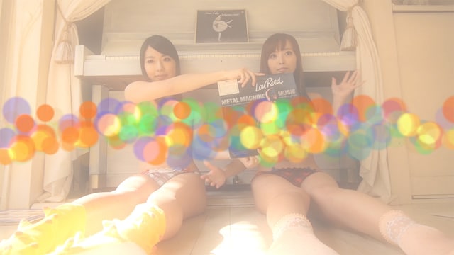 「リング・ア・ベル」ビデオクリップのワンシーン。ルー・リード「Metal Machine Music」のレコードを持つ由愛可奈と並木優。