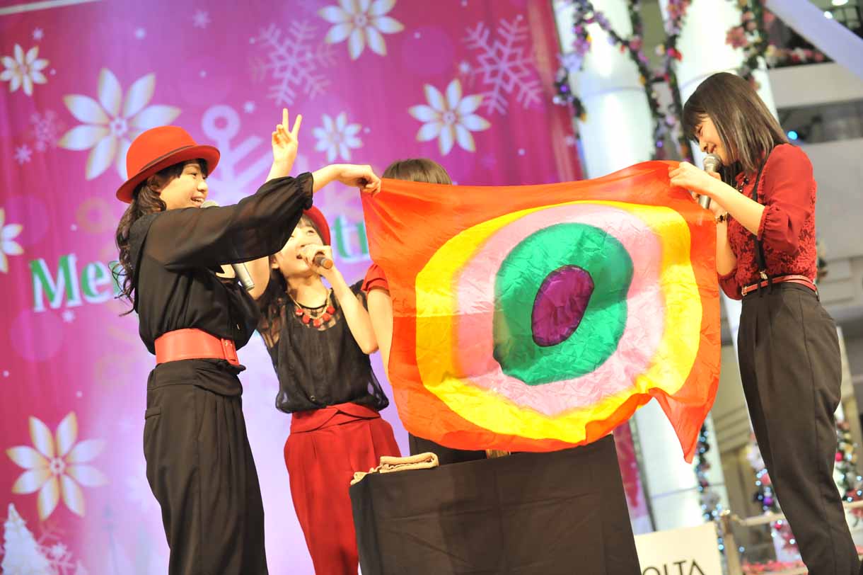 マジックに挑戦するJuice=Juice。