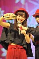 ジュースを注ぐ宮崎由加。