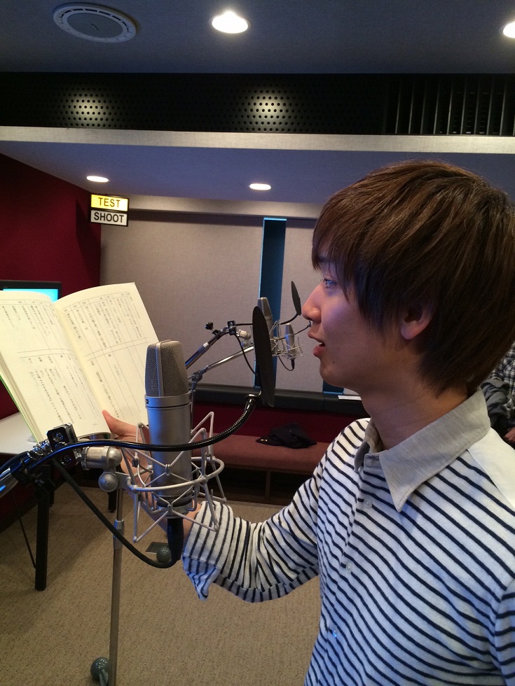 アニメ「メガネブ！」のアフレコに挑戦する佐香智久。