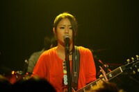 Suzu。12月2日に東京Shibuya eggmanで行われた「Suzu 'step by step' The 1st step in Tokyo」での様子。