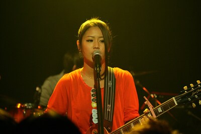 Suzu。12月2日に東京Shibuya eggmanで行われた「Suzu 'step by step' The 1st step in Tokyo」での様子。