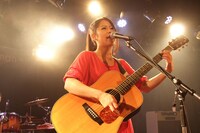 Suzu。12月2日に東京Shibuya eggmanで行われた「Suzu 'step by step' The 1st step in Tokyo」での様子。