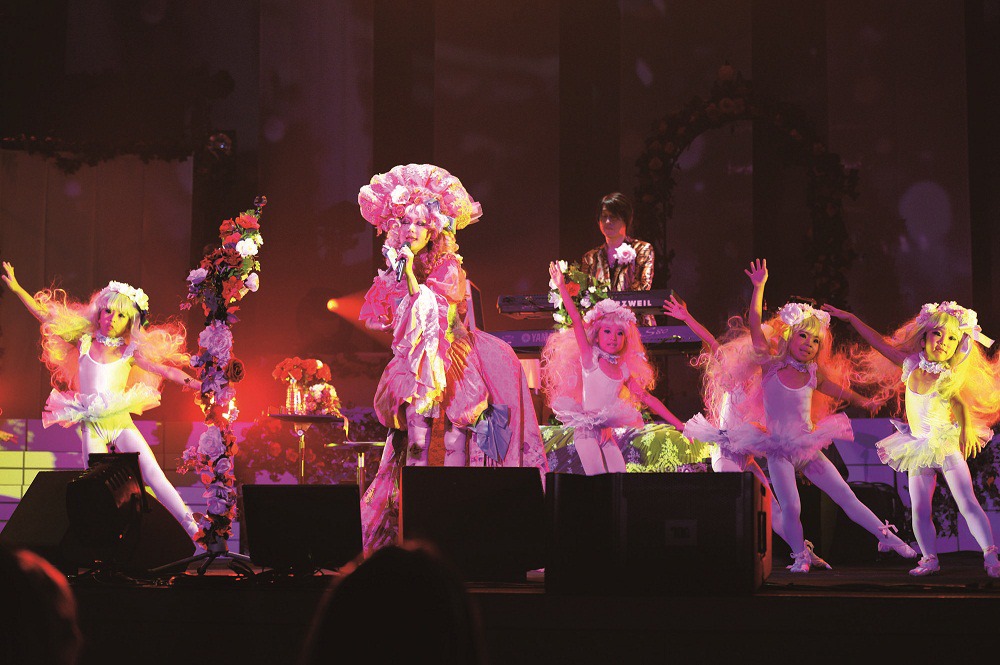 ALI PROJECT「ALI PROJECT TOUR2013 令嬢薔薇図鑑顧客閲覧会」ツアーファイナルの様子。