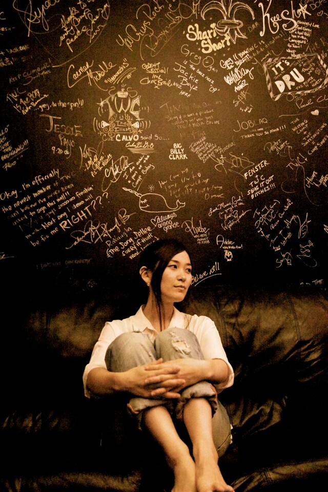 ロサンゼルスのスタジオでのティーナ・カリーナ。