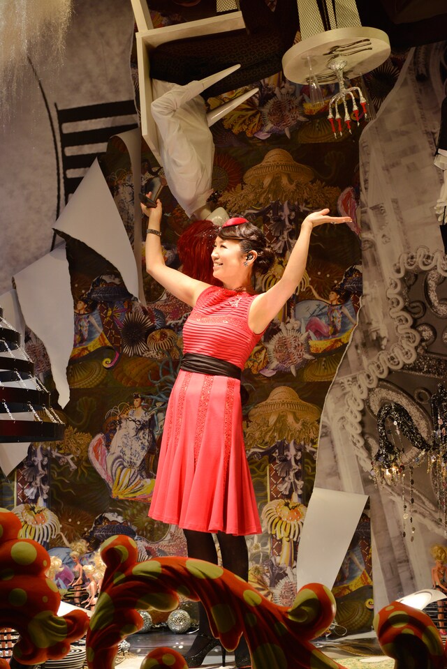 バーニーズ ニューヨーク銀座店ショーウインドウで行われた松任谷由実のサプライズライブの様子。