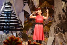 バーニーズ ニューヨーク銀座店ショーウインドウで行われた松任谷由実のサプライズライブの様子。