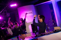 「MUSIC FRIDAY on Google+ | YouTube」でのtofubeatsのスタジオライブの様子。