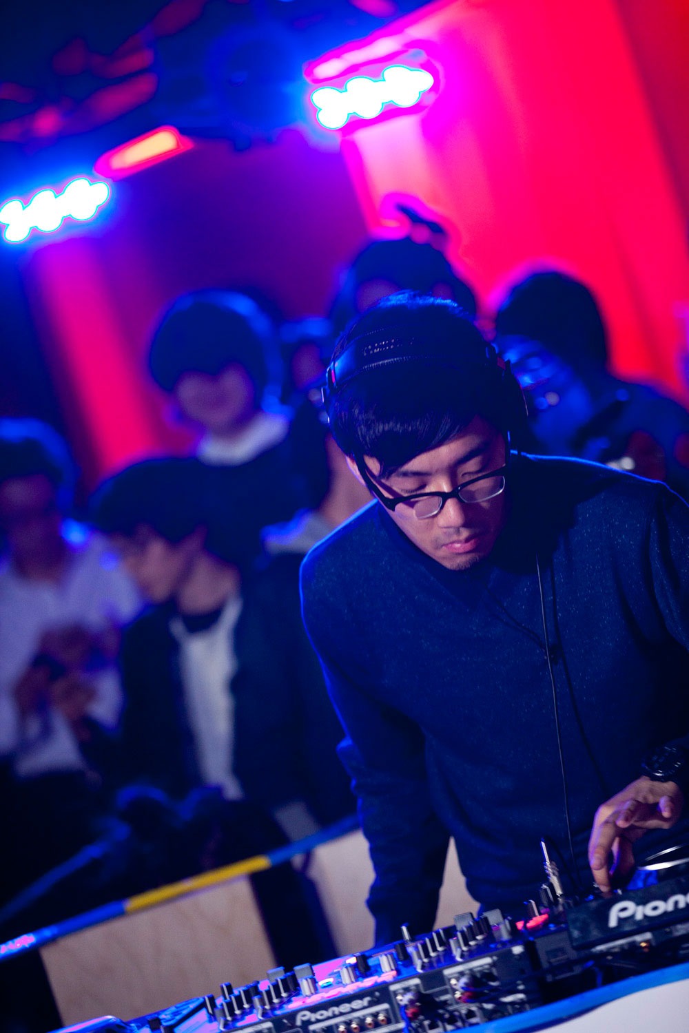 tofubeats「MUSIC FRIDAY on Google+ | YouTube」出演時の様子。