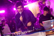 「MUSIC FRIDAY on Google+ | YouTube」でのtofubeatsのスタジオライブの様子。