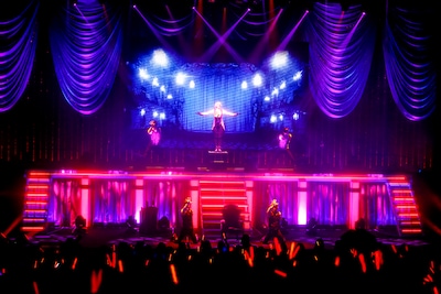 VALSHE「OVER THE HORIZON FIRST CONTACT "LIVE THE JOKER 2013"」東京・赤坂ACTシアター公演の様子。