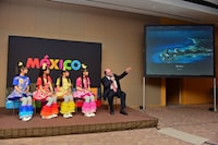 カンクンの美しさに見とれるチームしゃちほこ。