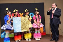 しゃちほこのうろこを思わせる有松絞りの風呂敷を持参したチームしゃちほこ。