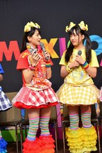 手土産で持参した「つけてみそかけてみそ」の説明をする秋本帆華（左）。