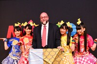 チームしゃちほこの4人とギジェルモ・エギアルテ氏。