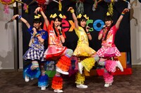 大黒柚姫、坂本遥奈の欠席により4人でパフォーマンスを披露したチームしゃちほこ。左から咲良菜緒、秋本帆華、伊藤千由李、安藤ゆず。