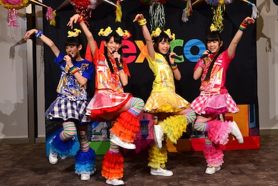 大黒柚姫、坂本遥奈の欠席により4人でパフォーマンスを披露したチームしゃちほこ。左から咲良菜緒、秋本帆華、伊藤千由李、安藤ゆず。