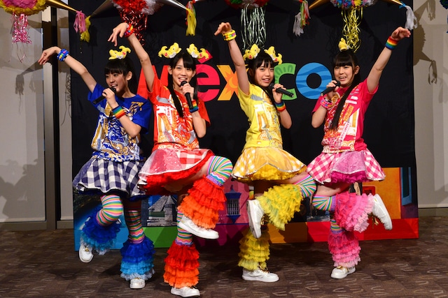 大黒柚姫、坂本遥奈の欠席により4人でパフォーマンスを披露したチームしゃちほこ。左から咲良菜緒、秋本帆華、伊藤千由李、安藤ゆず。