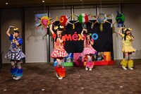 元気にパフォーマンスを披露するチームしゃちほこ。