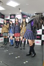 “ジョジョ立ち”する大黒柚姫（右端）。