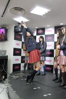 なんとなくで“ジョジョ立ち”を決める秋本帆華。