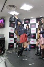 なんとなくで“ジョジョ立ち”を決める秋本帆華。