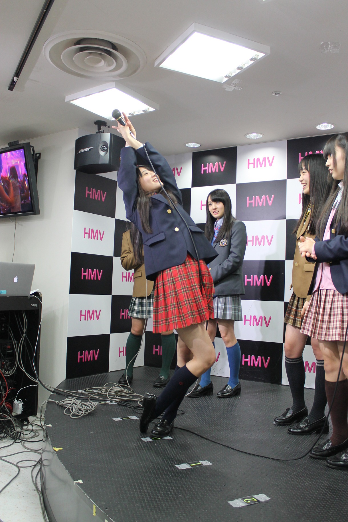 なんとなくで“ジョジョ立ち”を決める秋本帆華。