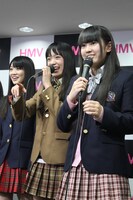 左から秋本帆華、伊藤千由李、安藤ゆず。