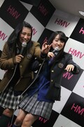 坂本遥奈（左）と咲良菜緒（右）。
