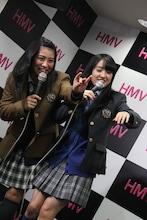 坂本遥奈（左）と咲良菜緒（右）。