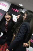 暖色系チームの秋本帆華、伊藤千由李、安藤ゆず（左から）。