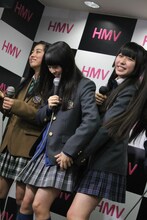 寒色系チームの坂本遥奈、咲良菜緒、大黒柚姫（左から）。